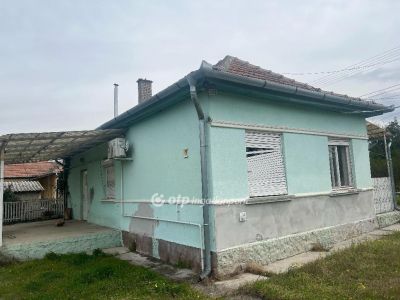 Eladó családi ház Újszilvás