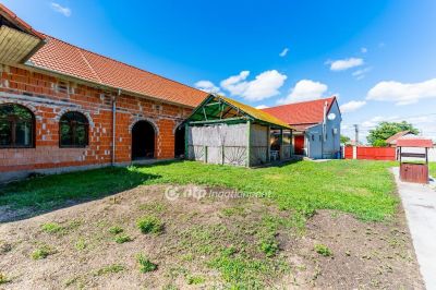 Eladó utcai bejáratú üzlethelység Polgár