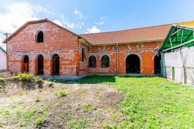 Eladó utcai bejáratú üzlethelység Polgár