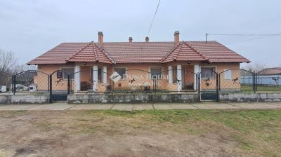 Eladó ikerház Törtel