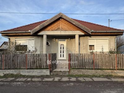 Eladó családi ház Poroszló