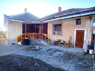 Eladó családi ház Csány