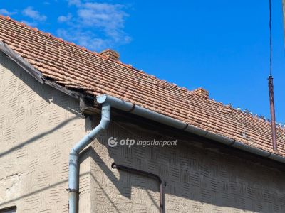 Eladó családi ház Újszász
