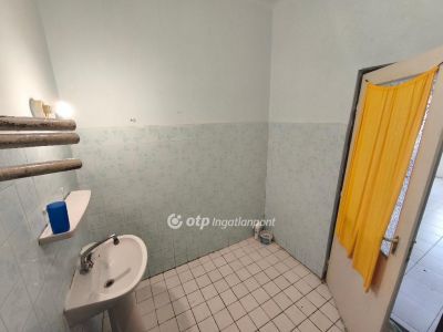 Eladó családi ház Újszász