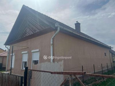Eladó családi ház Újszász