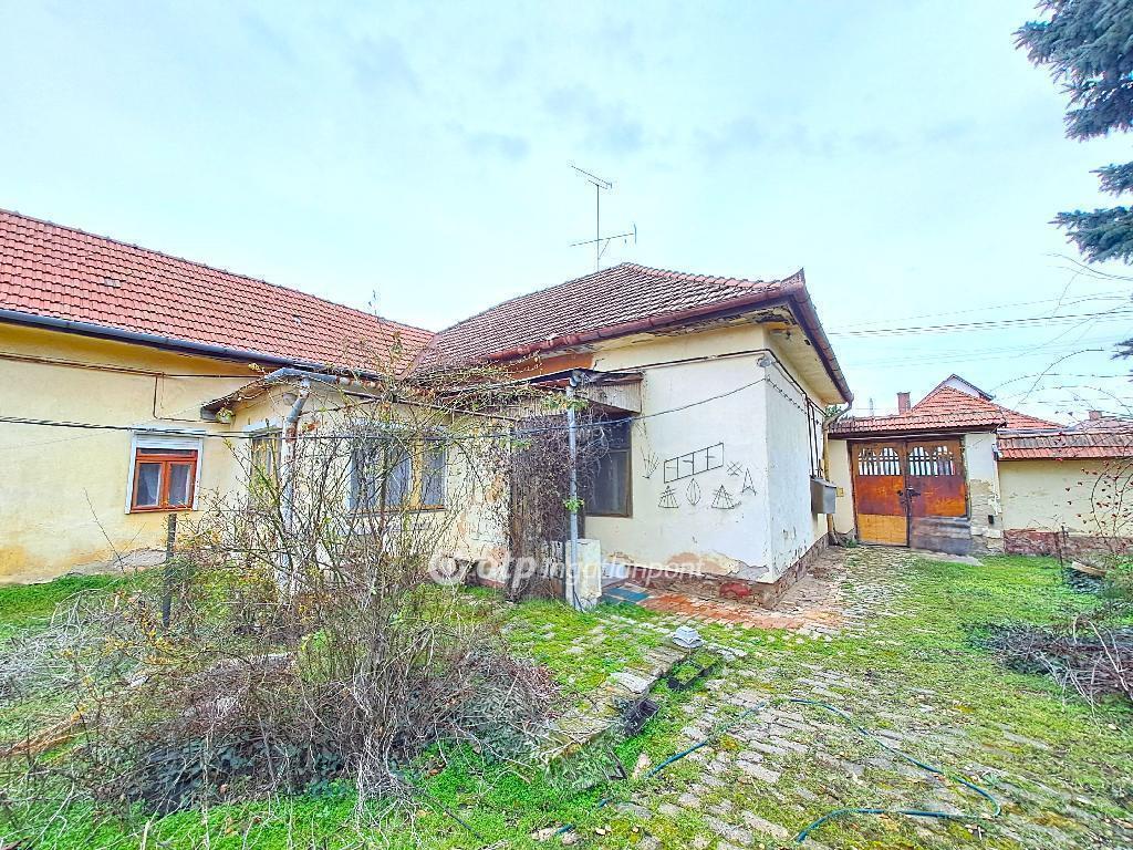 Eladó családi ház Cegléd