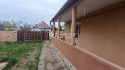 Eladó családi ház Úri