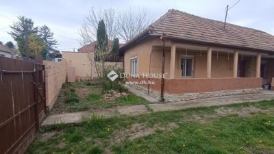 Eladó családi ház Úri