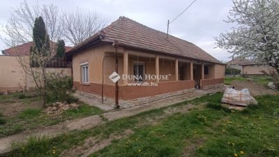 Eladó családi ház Úri