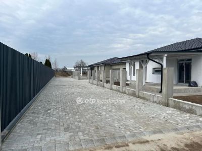 Eladó ikerház Apagy