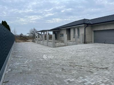 Eladó ikerház Apagy