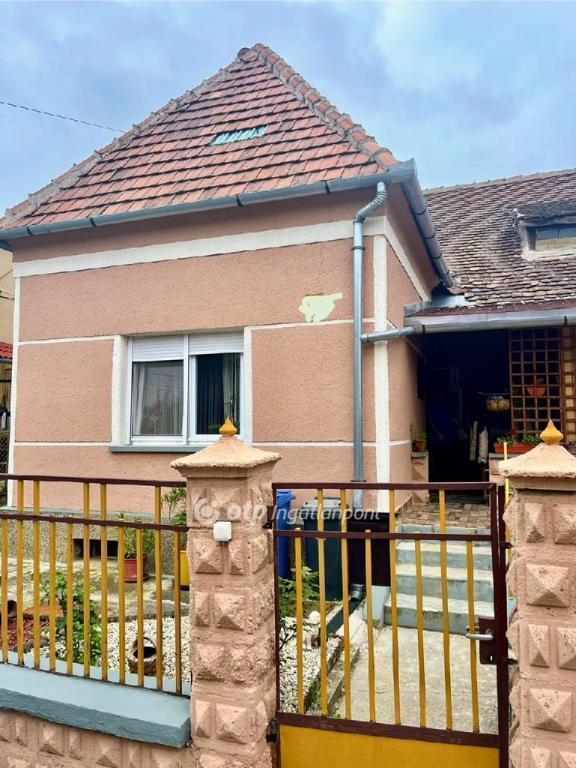Eladó családi ház Pécs