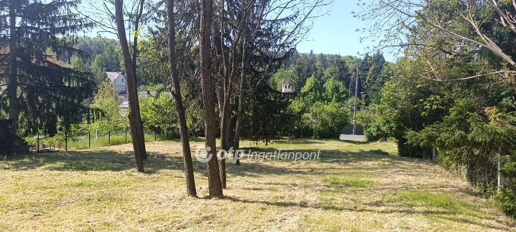 Eladó lakóövezeti telek Győrújbarát