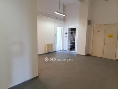 Eladó utcai bejáratú üzlethelység Baja