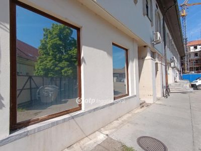 Eladó utcai bejáratú üzlethelység Baja