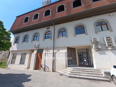 Eladó utcai bejáratú üzlethelység Baja