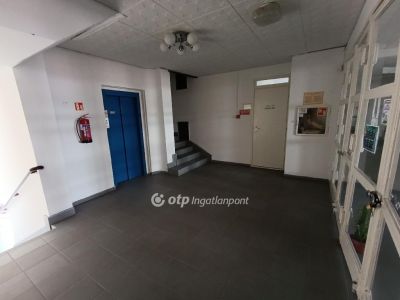 Eladó utcai bejáratú üzlethelység Baja