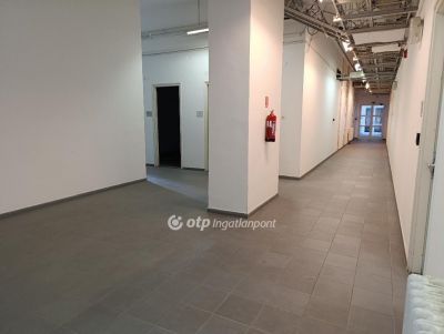Eladó utcai bejáratú üzlethelység Baja