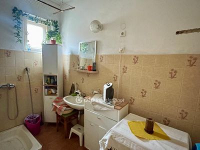 Eladó családi ház Lakitelek