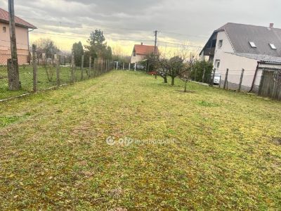 Eladó lakóövezeti telek Győrújbarát