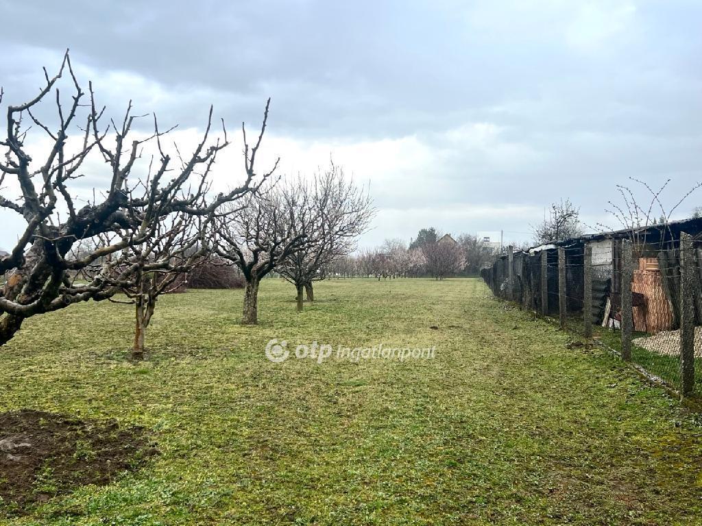 Eladó lakóövezeti telek Győrújbarát