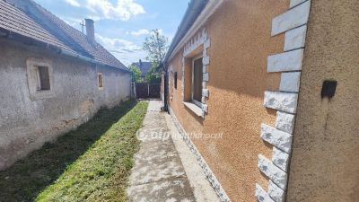 Eladó családi ház Devecser