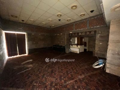 Eladó utcai bejáratú üzlethelység Szolnok