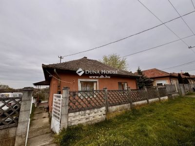 Eladó családi ház Dány