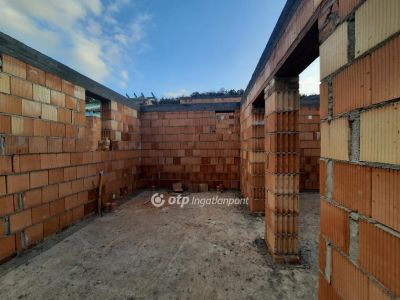 Eladó lakás Mende