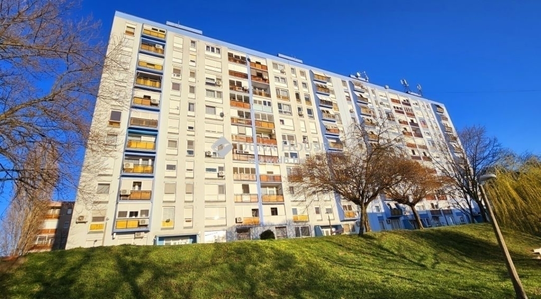 Eladó lakás Komló