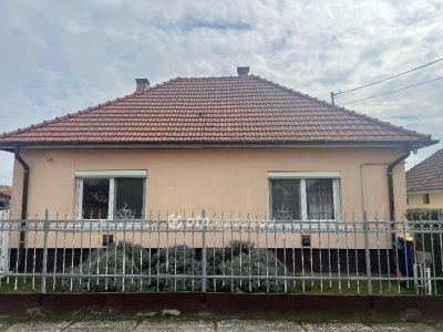 Eladó családi ház Cegléd