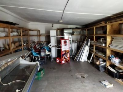 Eladó utcai bejáratú üzlethelység Erk