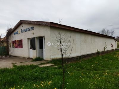 Eladó utcai bejáratú üzlethelység Erk