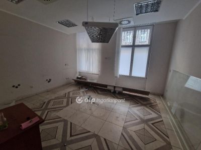 Eladó utcai bejáratú üzlethelység Budapest