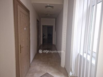 Eladó utcai bejáratú üzlethelység Budapest