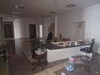 Eladó utcai bejáratú üzlethelység Budapest