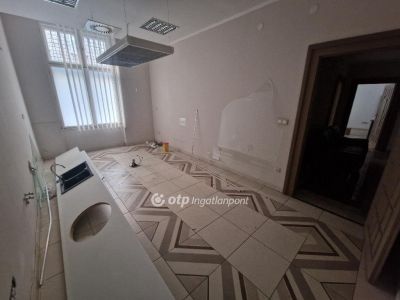 Eladó utcai bejáratú üzlethelység Budapest