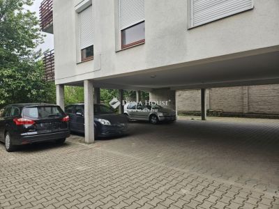 Eladó utcai bejáratú üzlethelység Pécs