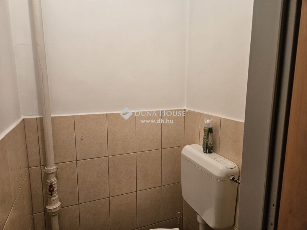 Eladó utcai bejáratú üzlethelység Pécs