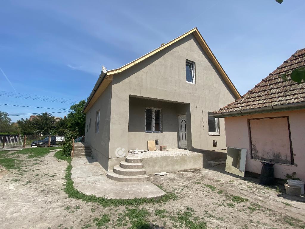 Eladó családi ház Újszász