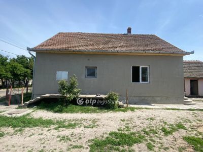 Eladó családi ház Újszász