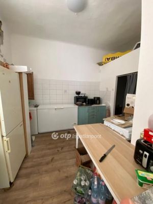 Eladó utcai bejáratú üzlethelység Budapest