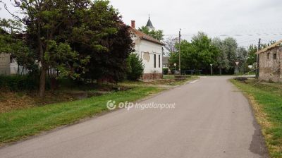 Eladó családi ház Csány