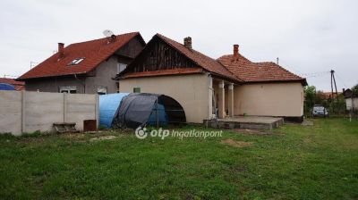 Eladó családi ház Csány
