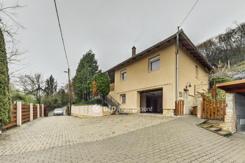 Eladó családi ház Szekszárd