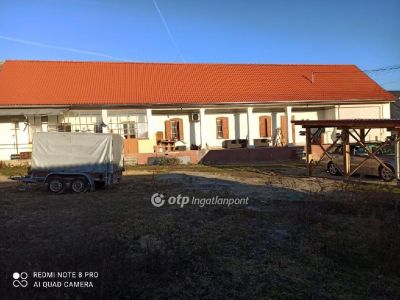 Eladó családi ház Véménd