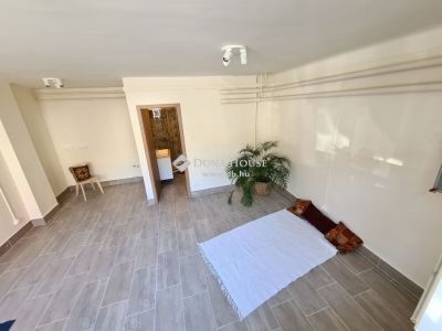 Eladó utcai bejáratú üzlethelység Budapest