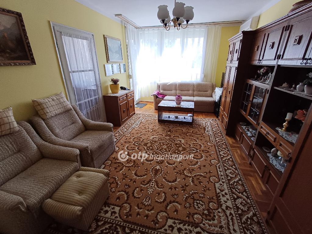 Eladó lakás Csongrád