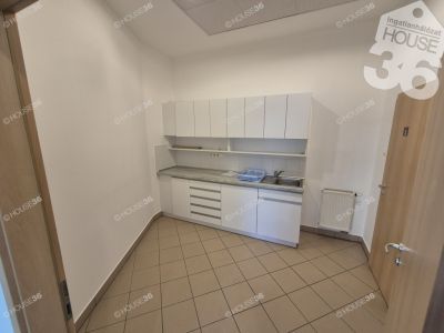 Kiadó irodahelység irodaházban Kecskemét