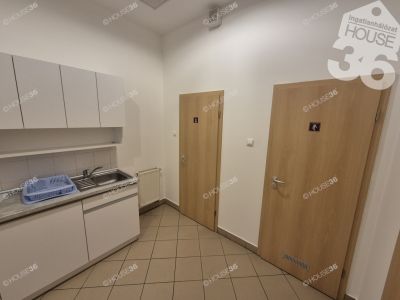Kiadó irodahelység irodaházban Kecskemét